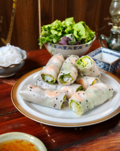 Khách ăn một lần là nhớ mãi hương vị ngon đặc trưng của món gỏi cuốn rong sụn tại nhà hàng